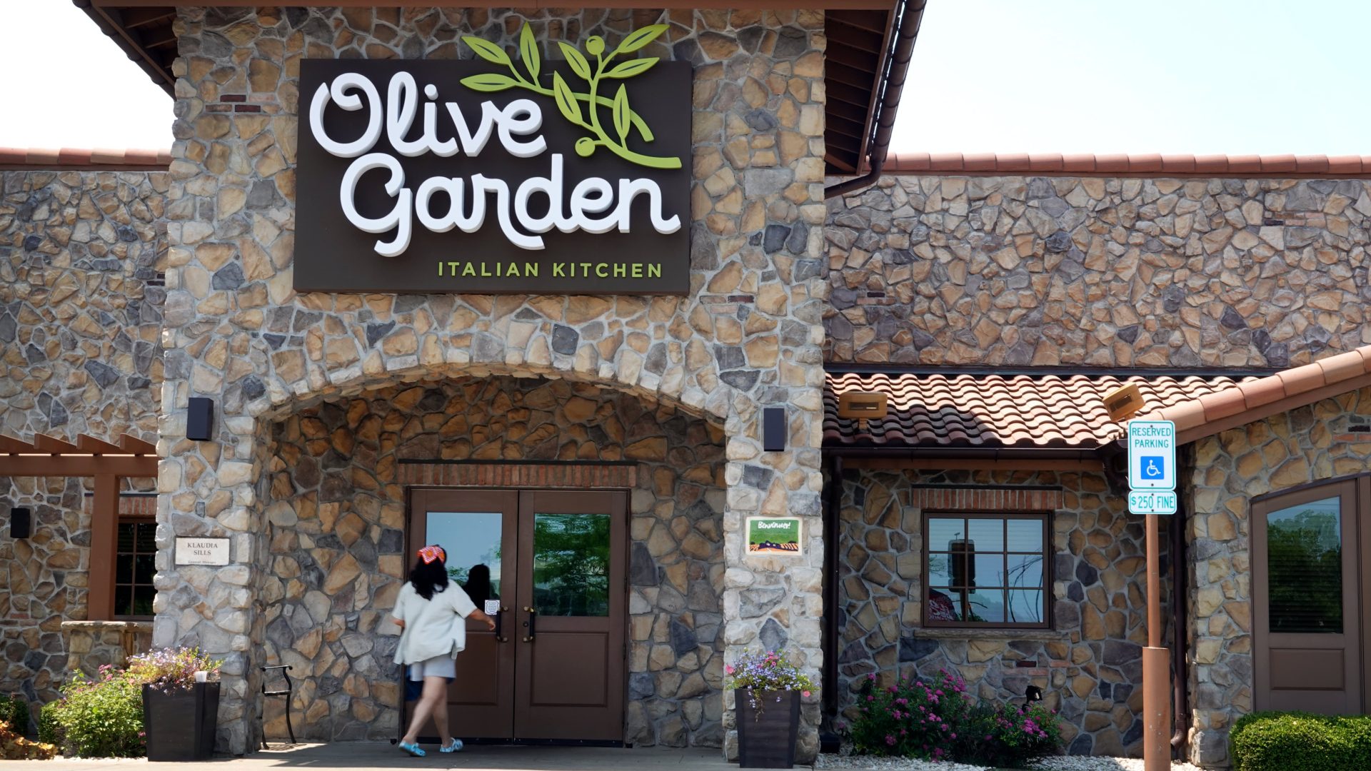 Darden Restaurants stock climbs as Olive Garden, LongHorn Steakhouse fuel sales growth