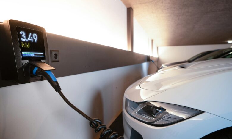 Electric vehicle charging station with multiple charging ports