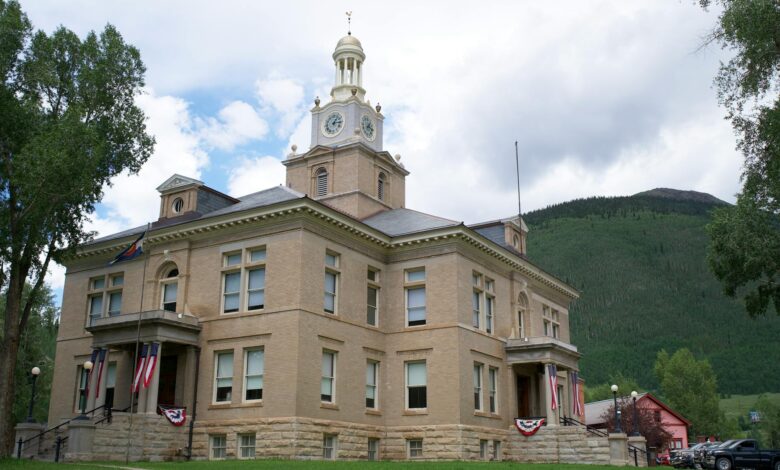 Modern courthouse building exterior with columns and steps