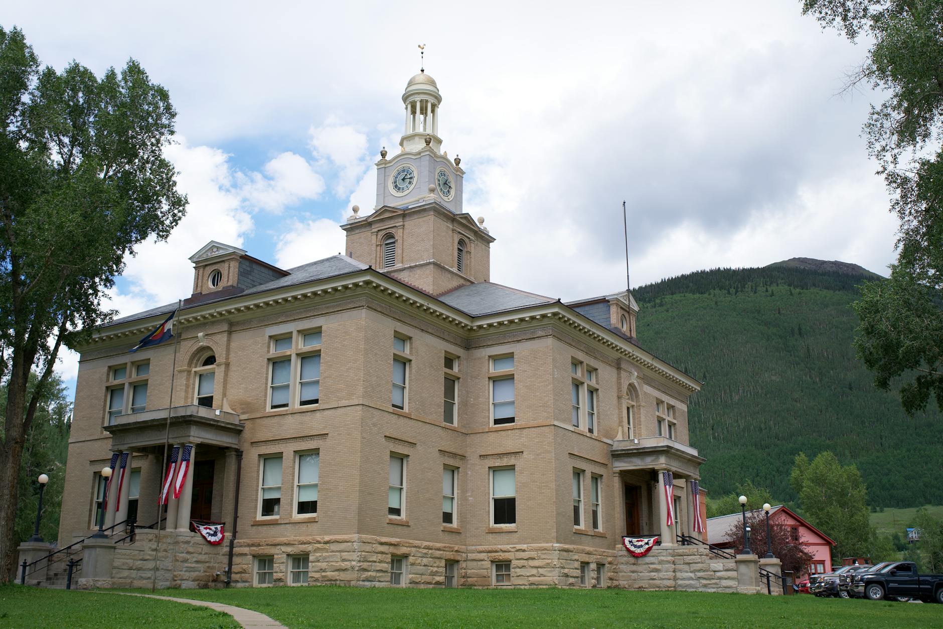 Modern courthouse building exterior with columns and steps