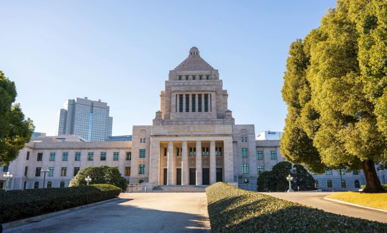 State capitol building with columns representing gubernatorial political power