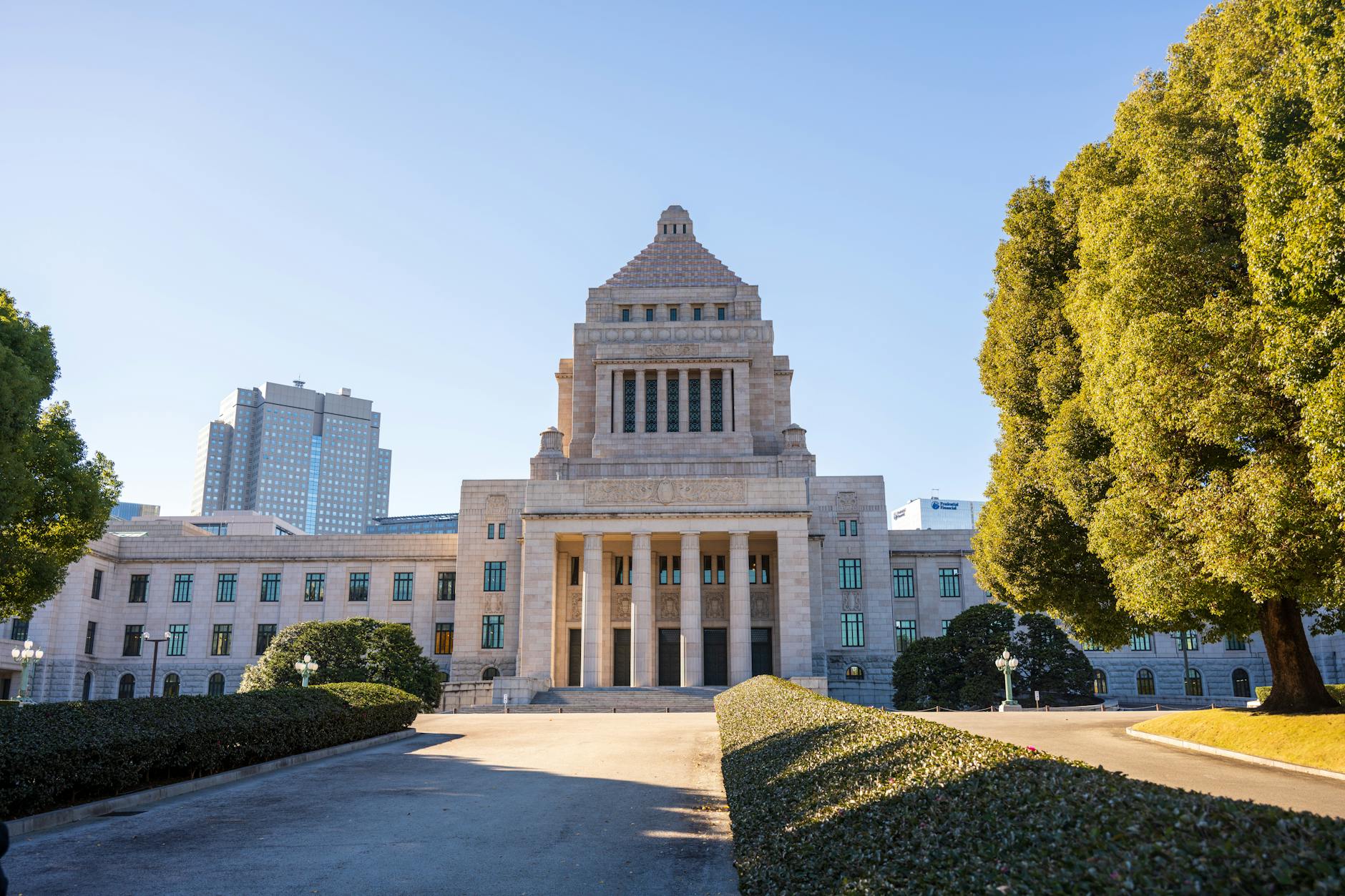 State capitol building with columns representing gubernatorial political power